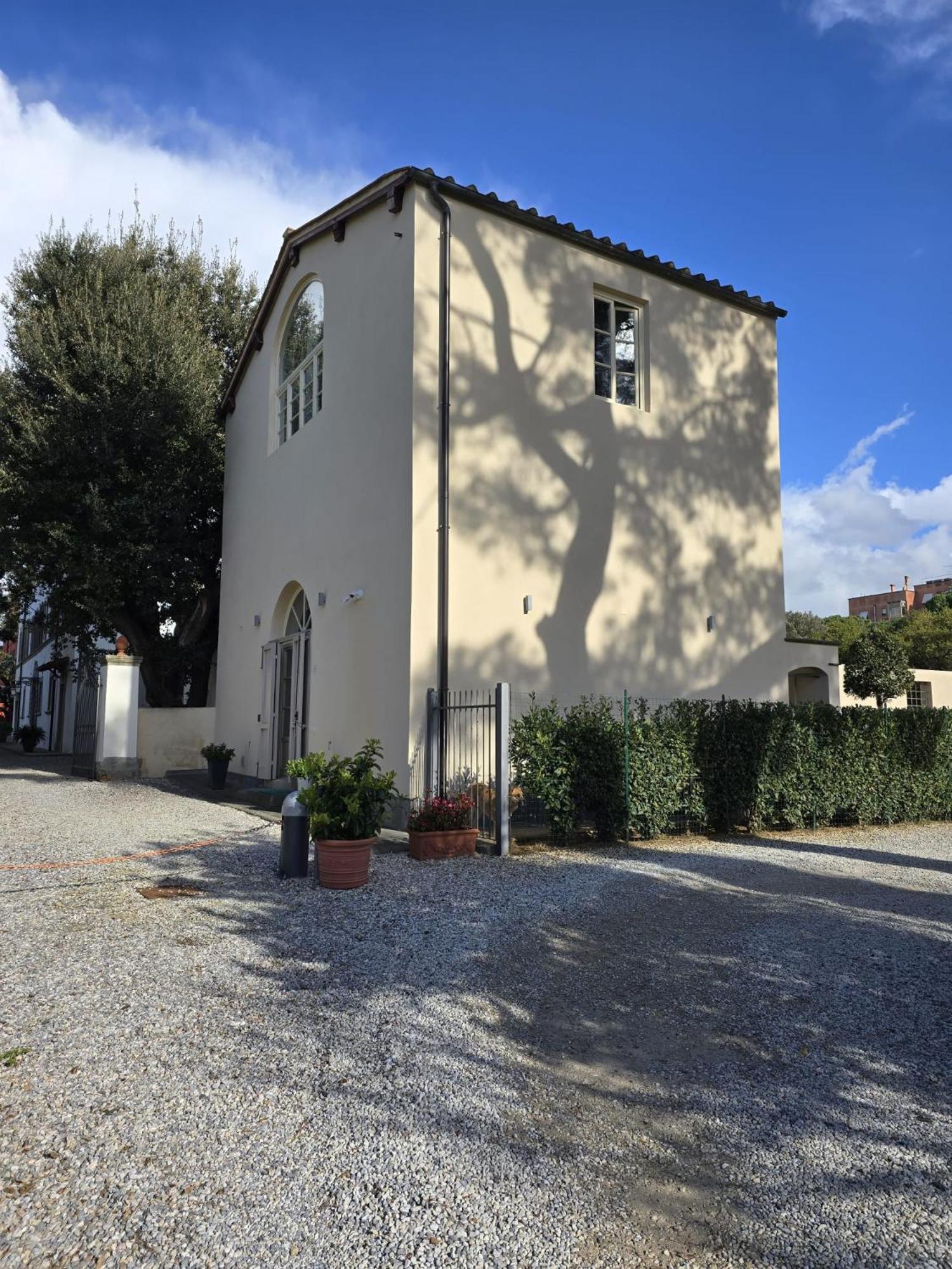 La Villa Apartments Tinaia - Excellent For Sardegna & Corsica - 6-8 Beds - Private Parking Included With Camera Livorno Eksteriør bilde