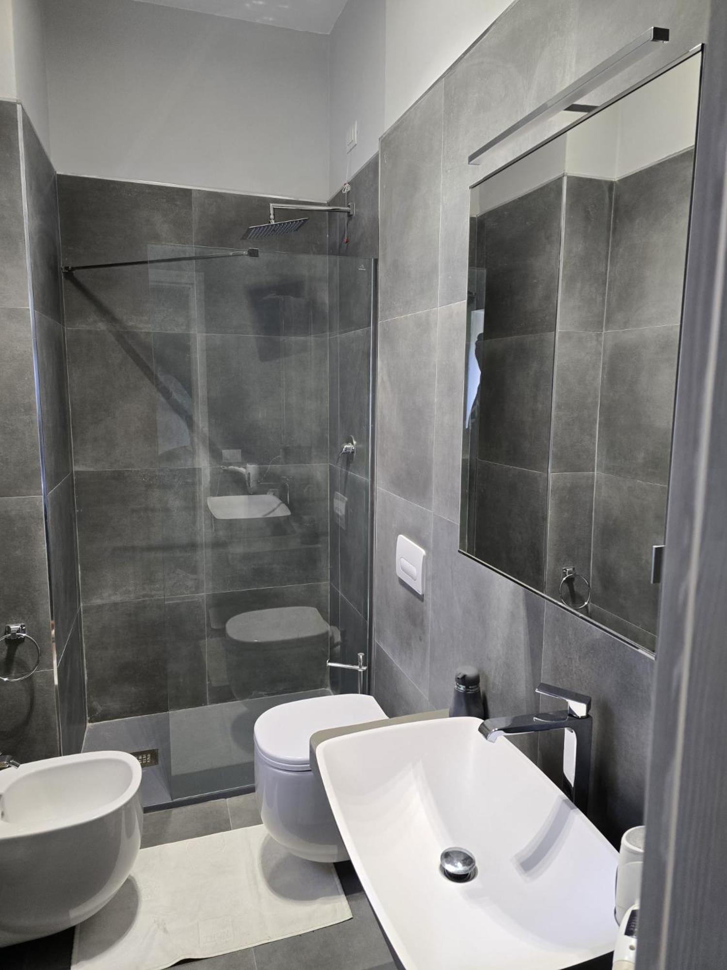 La Villa Apartments Tinaia - Excellent For Sardegna & Corsica - 6-8 Beds - Private Parking Included With Camera Livorno Eksteriør bilde