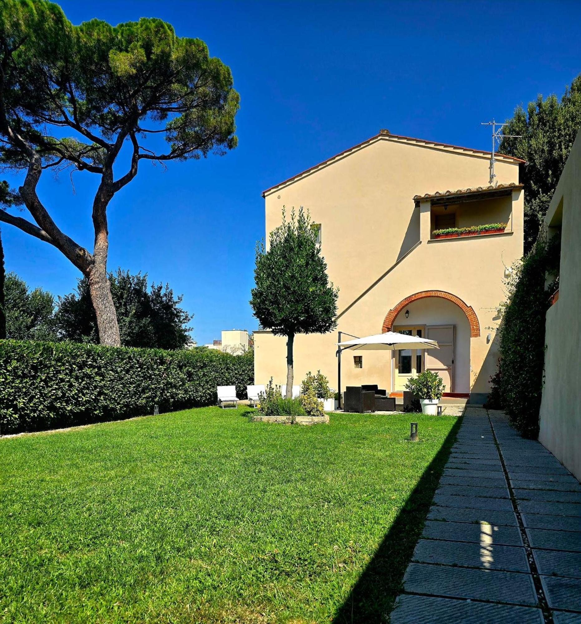 La Villa Apartments Tinaia - Excellent For Sardegna & Corsica - 6-8 Beds - Private Parking Included With Camera Livorno Eksteriør bilde